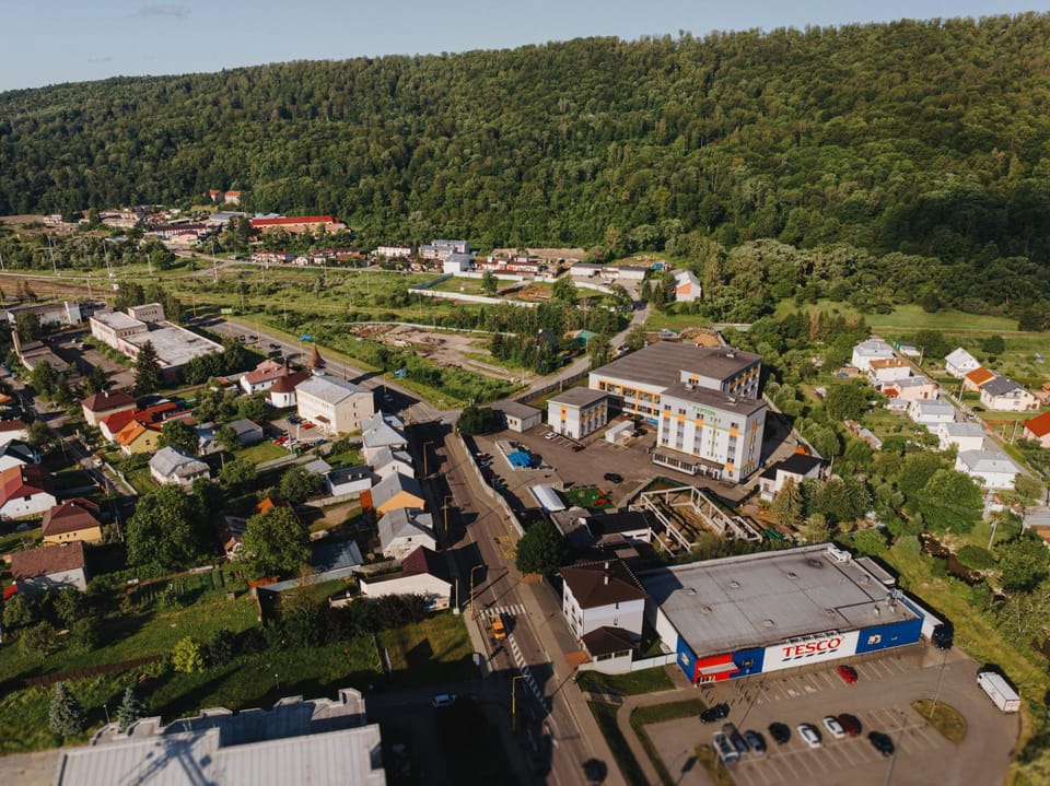 Property building, Neighbourhood, Bird's eye view, City view, Mountain view, Street view, Location