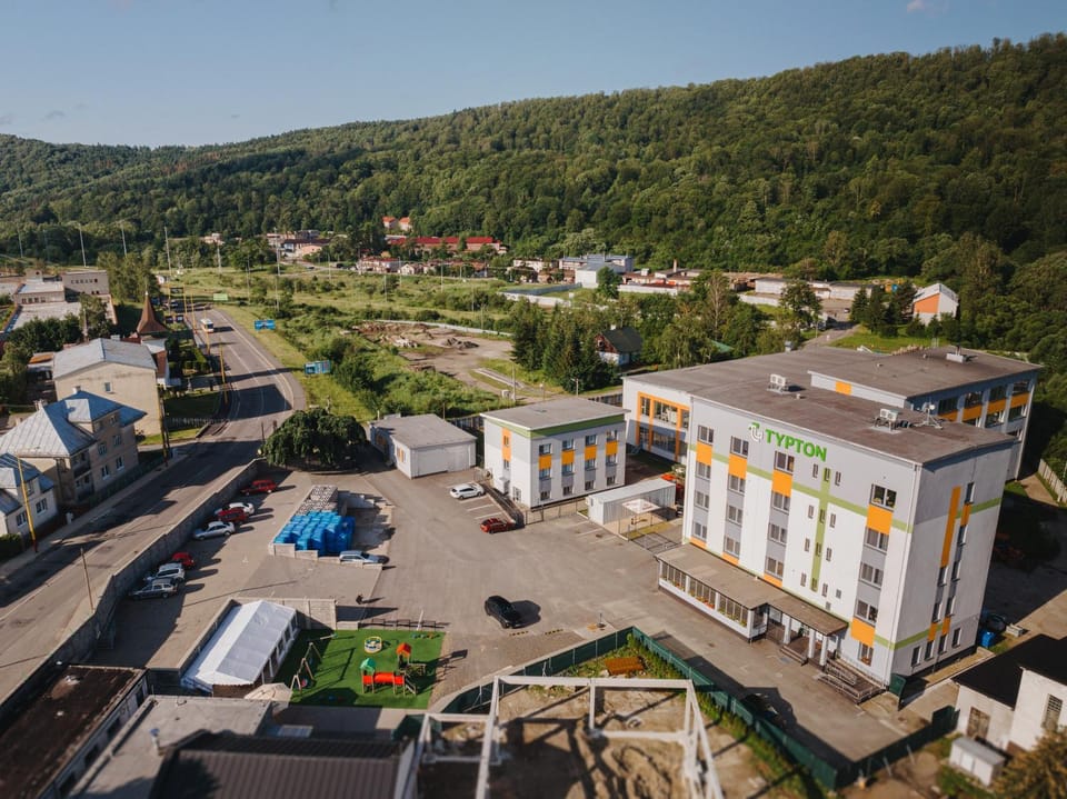 Property building, Neighbourhood, Natural landscape, Bird's eye view, City view, Mountain view, Street view, Location, Parking