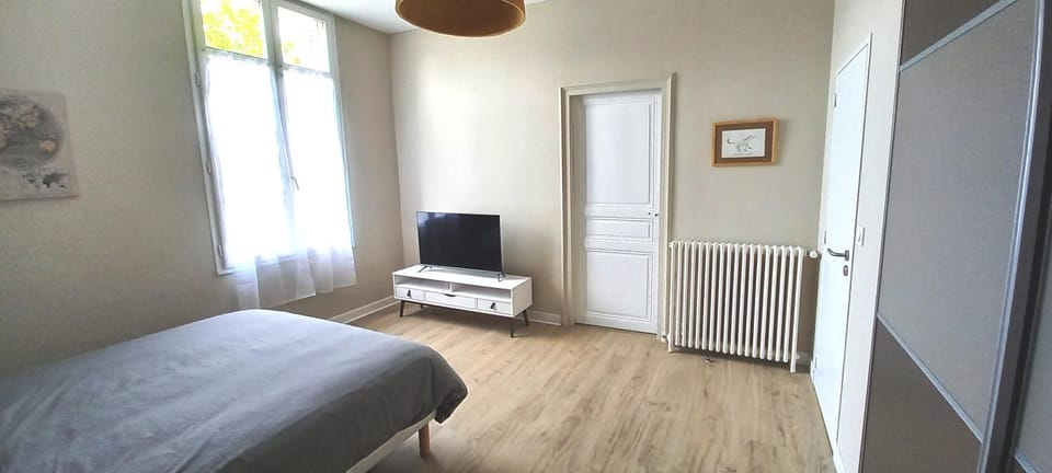 TV and multimedia, Photo of the whole room, Bedroom