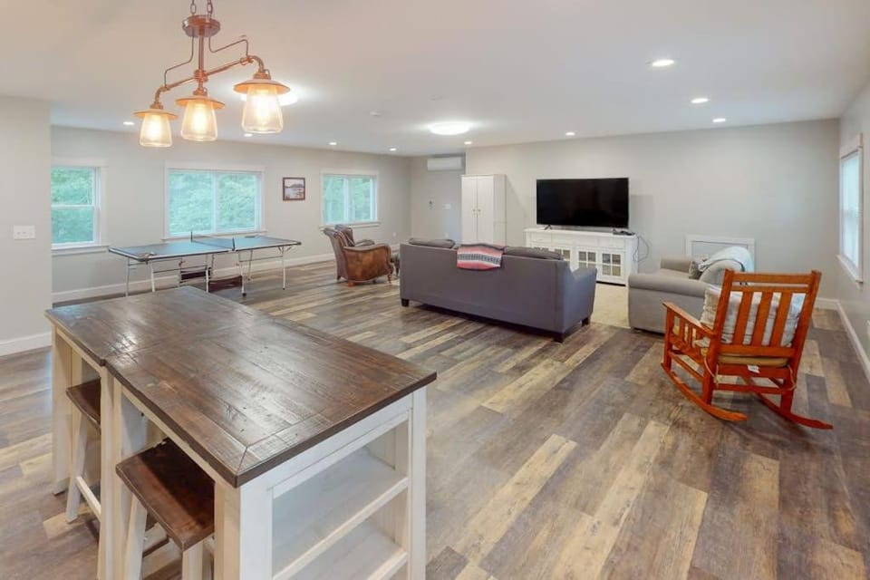 Table tennis, TV and multimedia, Living room, Seating area, Dining area