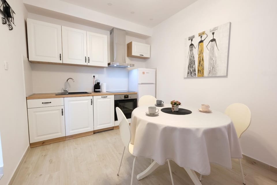 Kitchen or kitchenette, Dining area