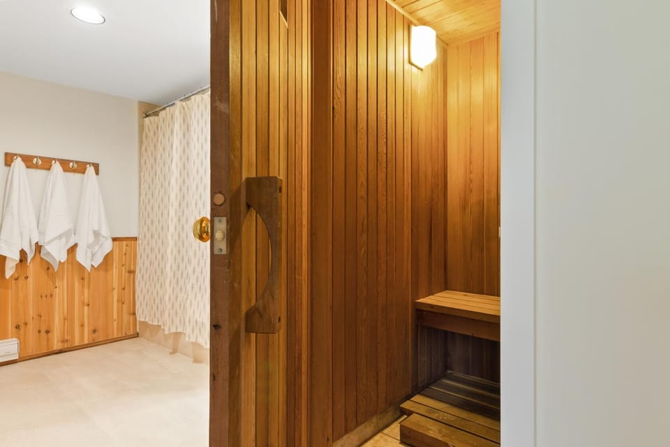 111 Wintergreen w Private Sauna by Property Valet House in Grey Highlands