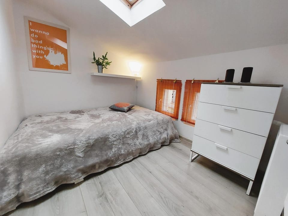 Bed, Bedroom, microwave