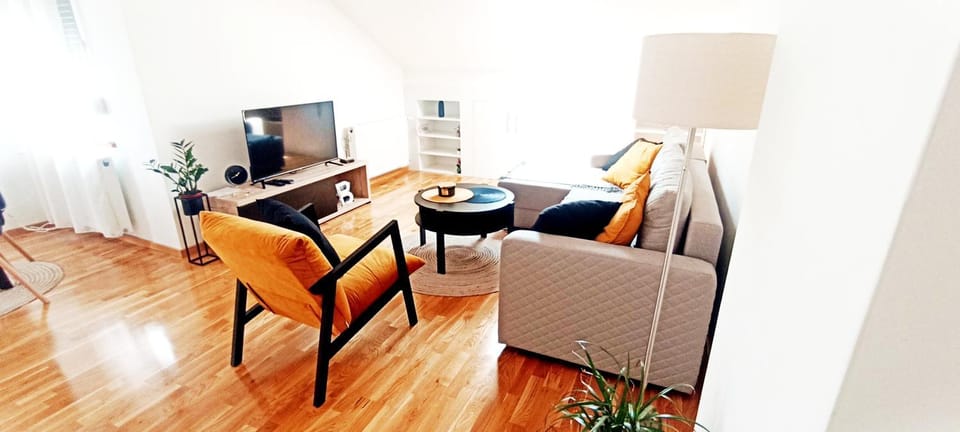 Communal lounge/ TV room, TV and multimedia, Living room, Seating area