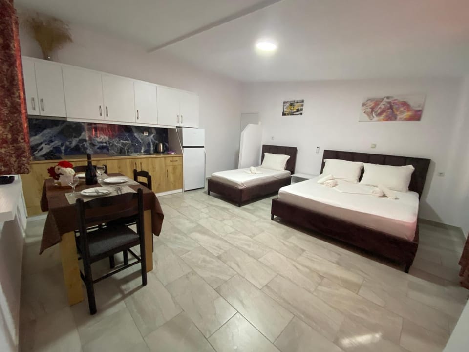 Bed, Coffee/tea facilities, Kitchen or kitchenette, Photo of the whole room, Dining area, kitchen