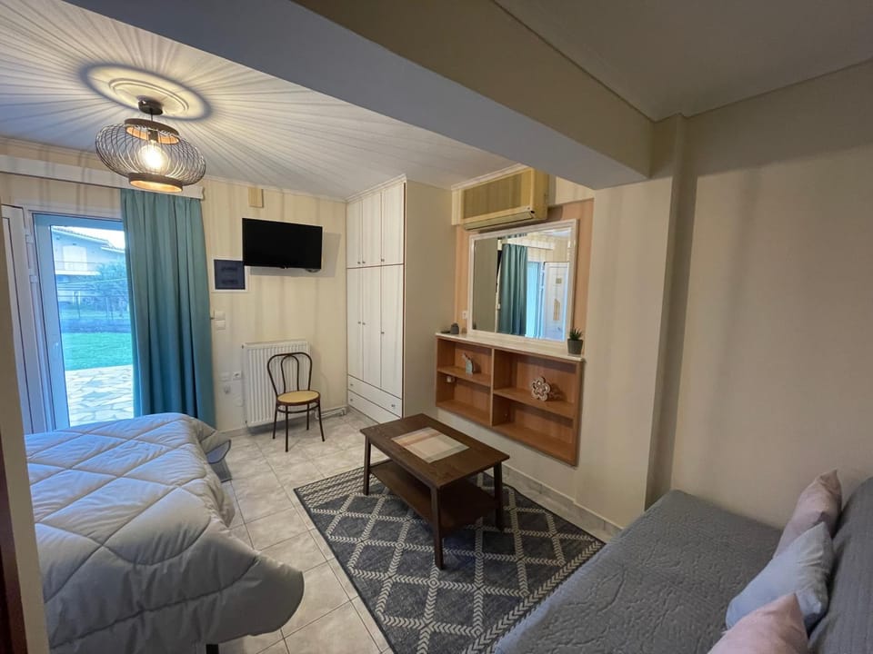 Bed, TV and multimedia, Photo of the whole room, Bedroom