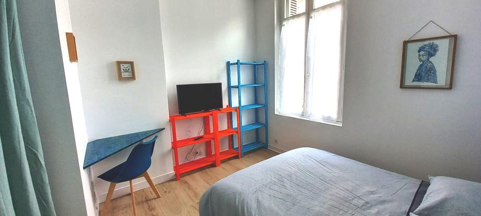 Bed, TV and multimedia, Photo of the whole room, Bedroom