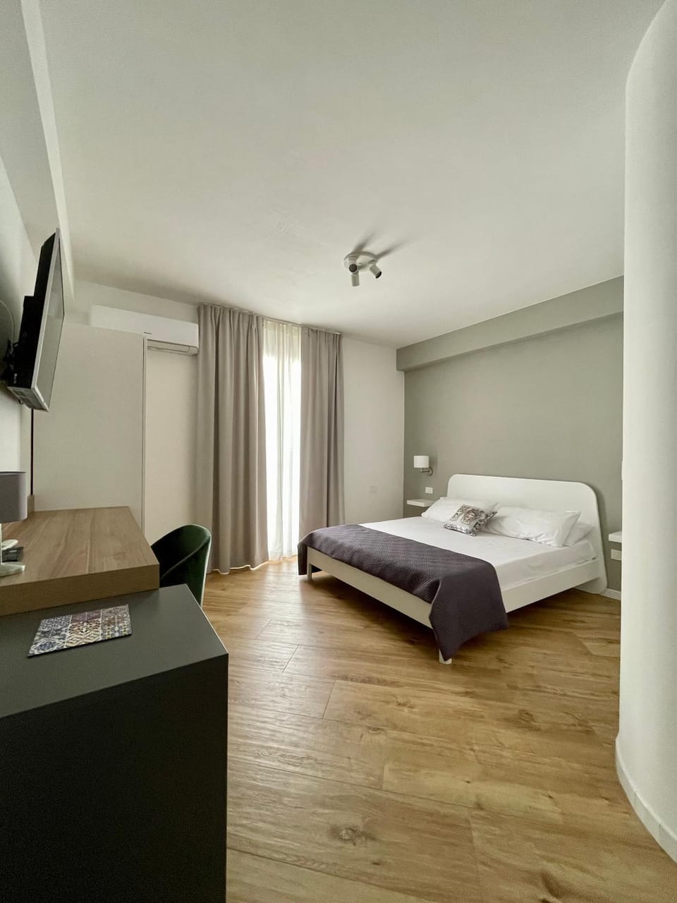 Bed, Photo of the whole room