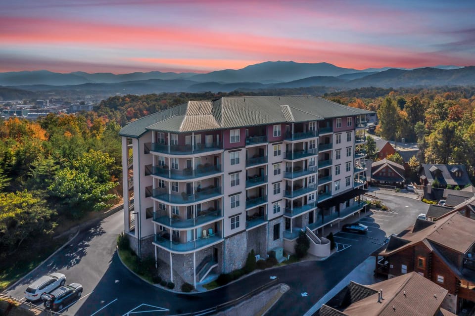 The Bear Paw Palace Mtn View and Community Pools House in Pigeon Forge