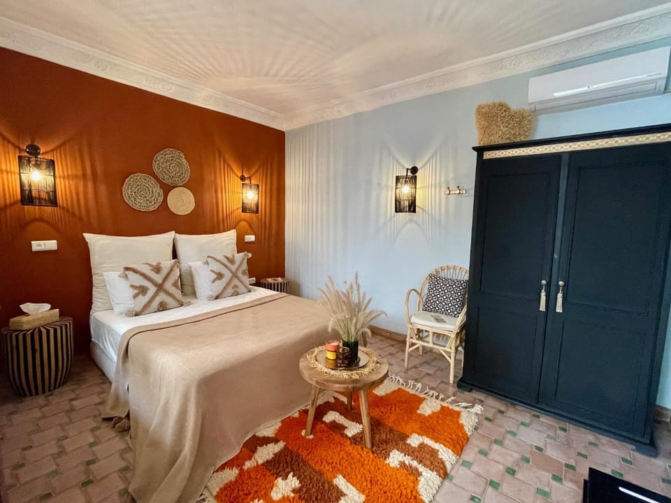Bed, Photo of the whole room, Decorative detail, Bedroom, wardrobe, air conditioner