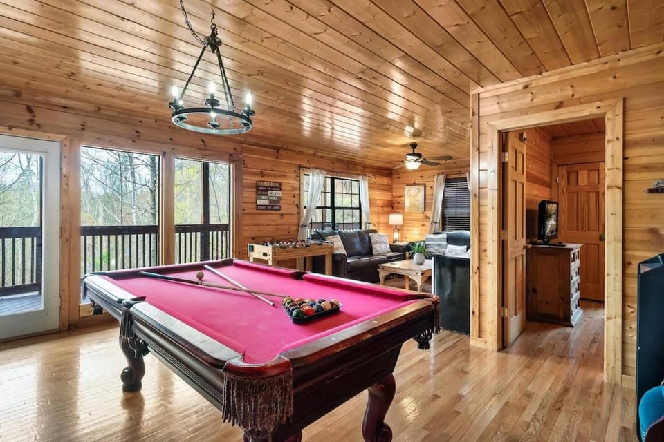 Kate's Cabin - 3 min to Dollywood! Cabin with Hot tub, Game Room, and Resort Pool! Cabin in Sevier County