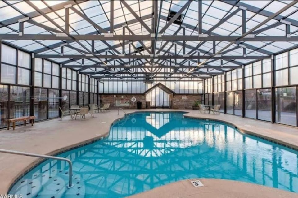 Kate's Cabin - 3 min to Dollywood! Cabin with Hot tub, Game Room, and Resort Pool! Cabin in Sevier County