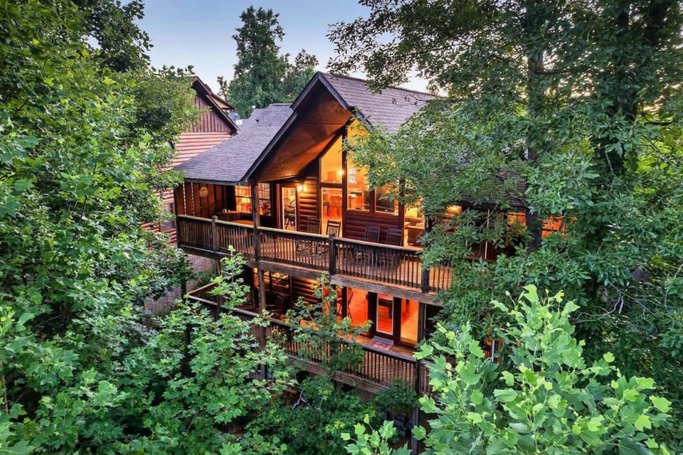 Kate's Cabin - 3 min to Dollywood! Cabin with Hot tub, Game Room, and Resort Pool! Cabin in Sevier County
