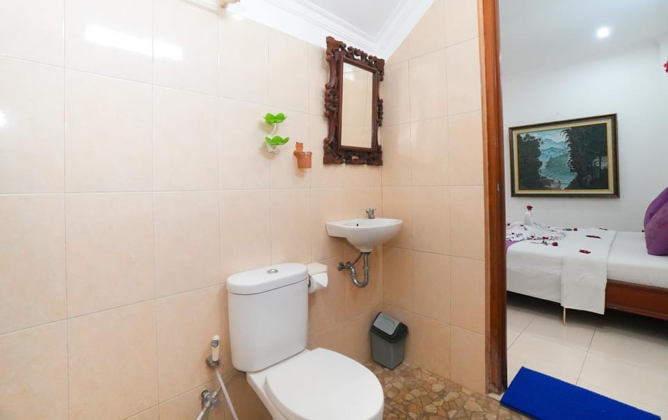 Shower, Toilet, Bed, Bathroom, Photo of the whole room, Bedroom, bidet, towels