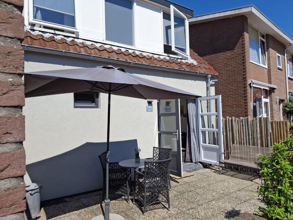 Patio, Day, Balcony/Terrace