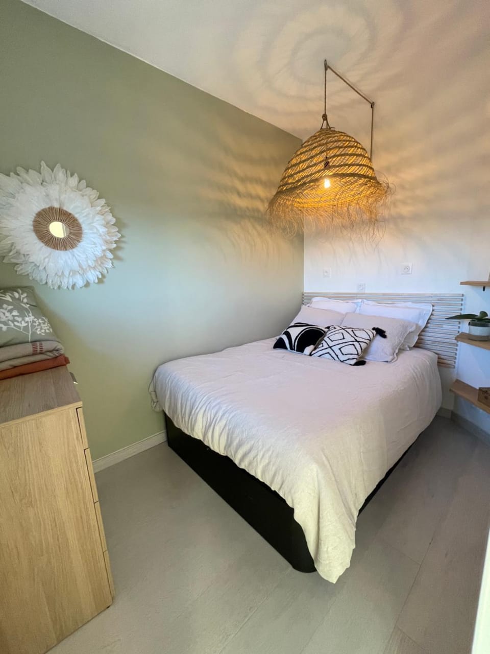 Bed, Photo of the whole room, Bedroom