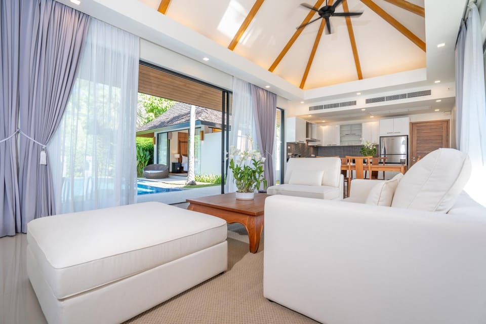 Bed, Kitchen or kitchenette, Living room, Photo of the whole room, Seating area, Dining area, Bedroom, fireplace