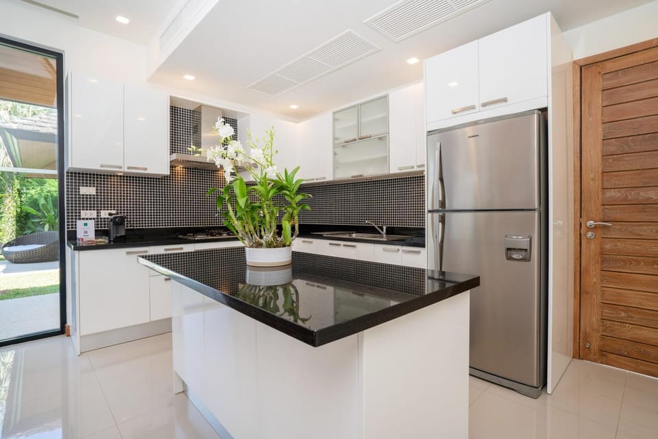 Kitchen or kitchenette, minibar