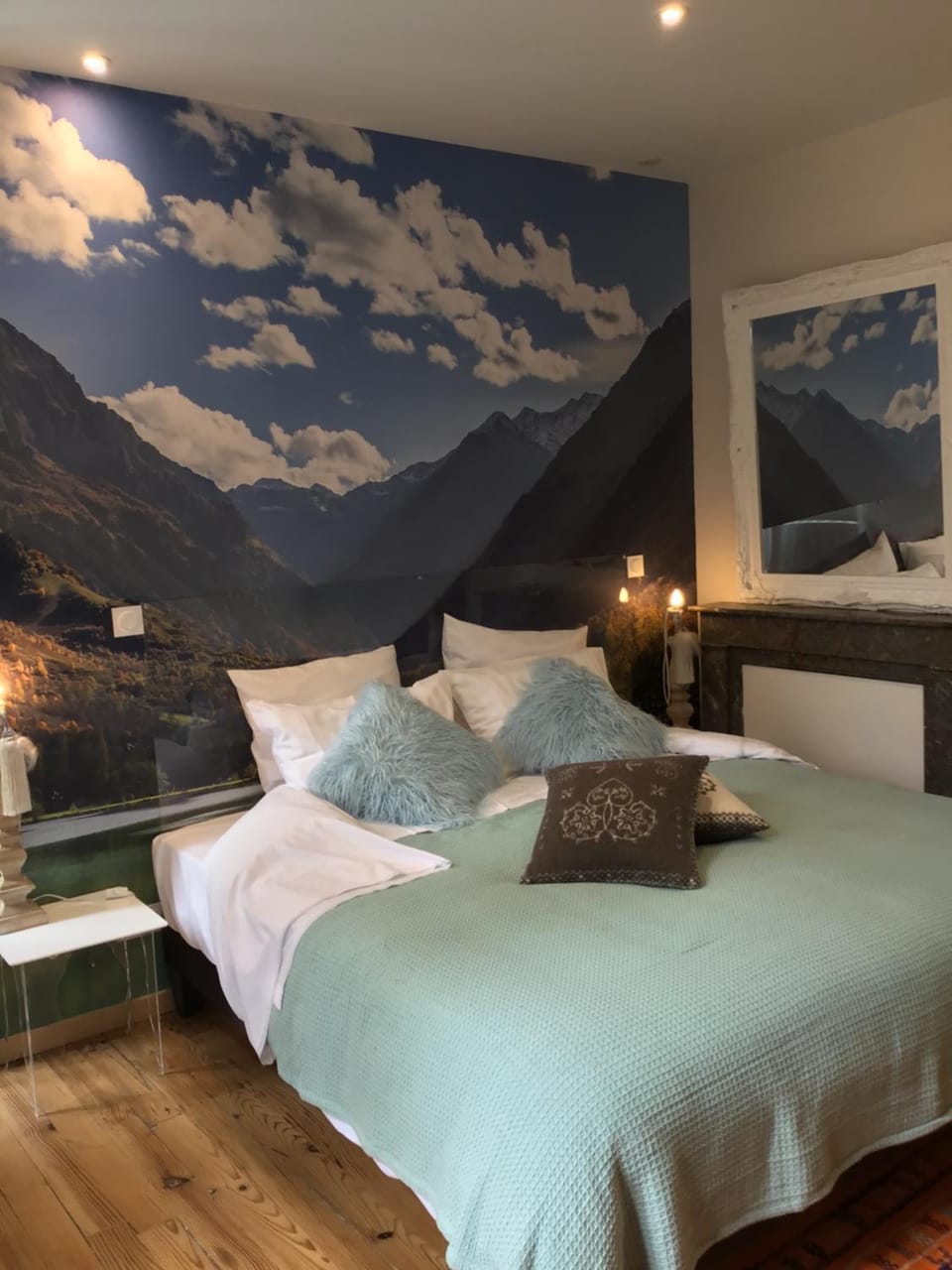 Photo of the whole room, Bedroom