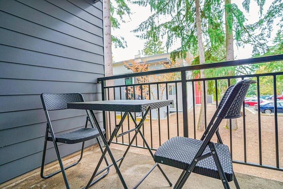 Condo with king bed, walk to Microsoft & park House in Redmond