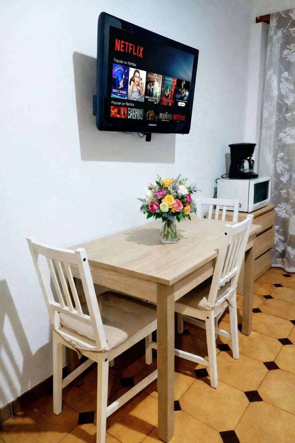 Communal lounge/ TV room, TV and multimedia, Kitchen or kitchenette, Living room, Seating area, Dining area, Evening entertainment