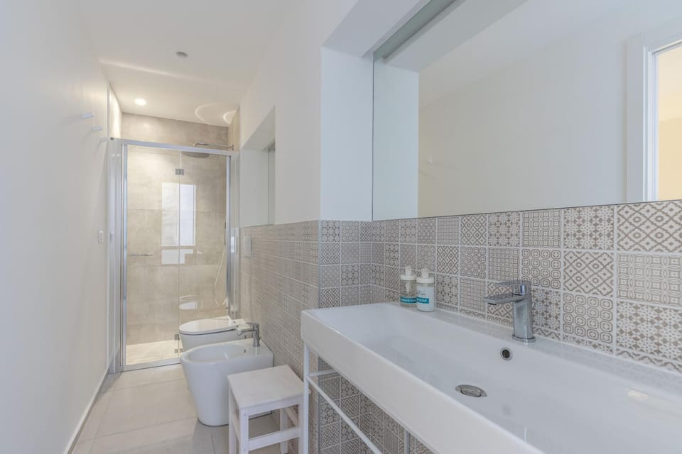Shower, Toilet, Bathroom, bidet, towels