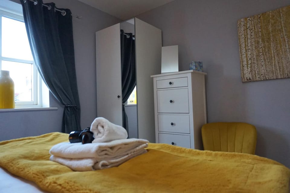 Bedroom, towels, wardrobe