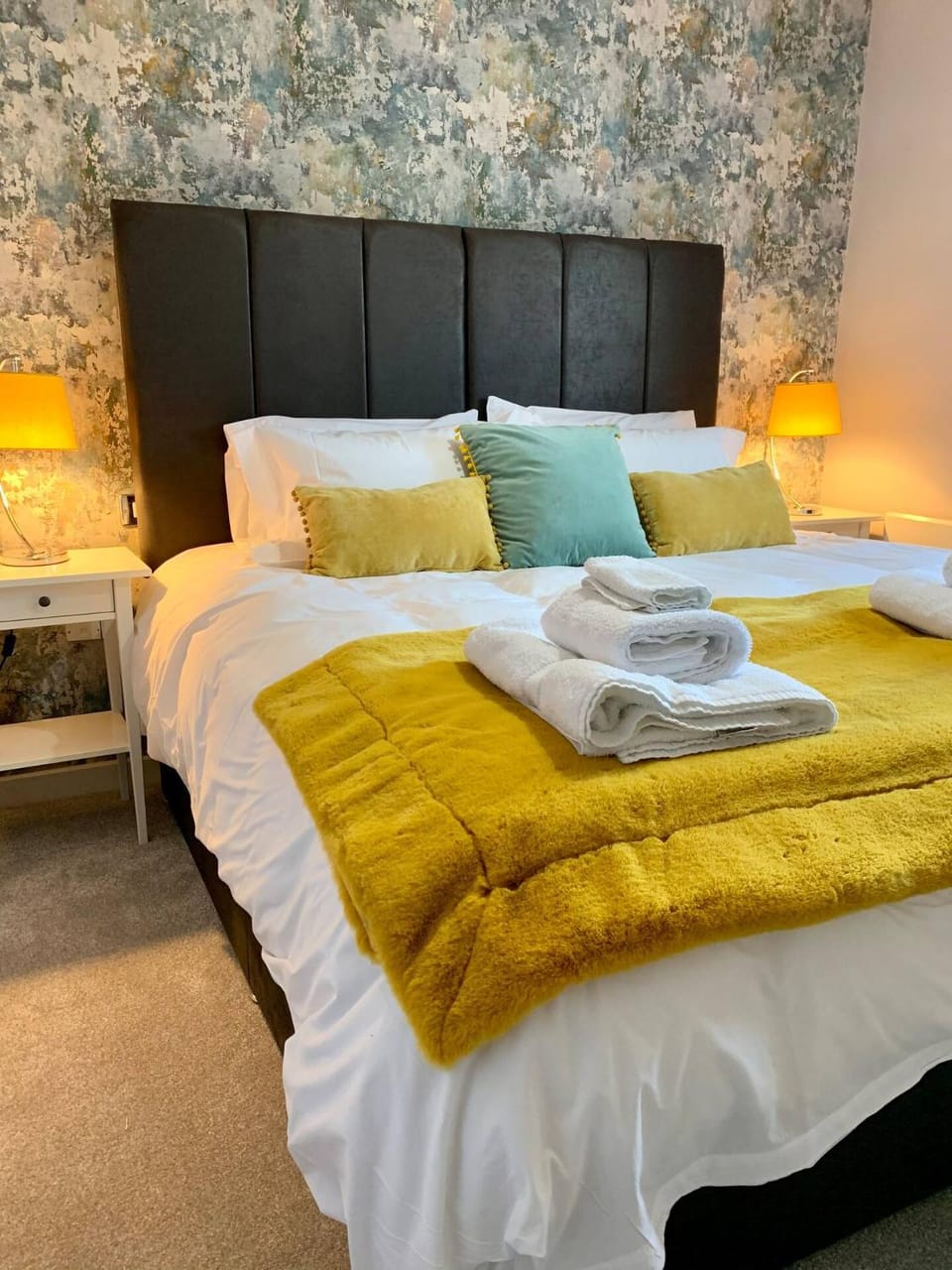 Bed, Bedroom, towels