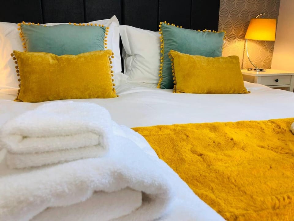 Bed, Bedroom, towels
