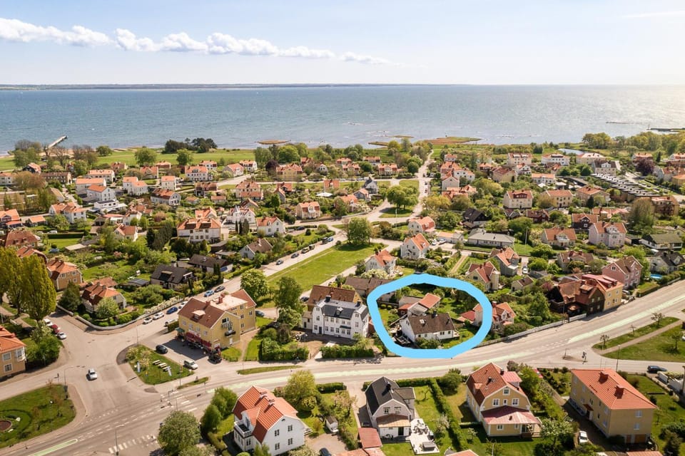 Centralt och havsnära med utsikt mot pool Apartment in Kalmar County, Sweden