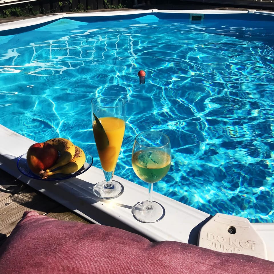 Centralt och havsnära med utsikt mot pool Apartment in Kalmar County, Sweden