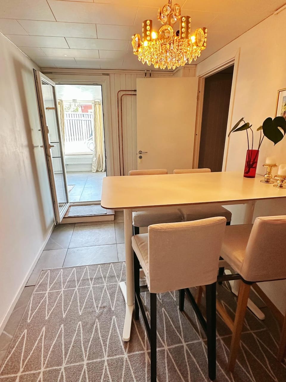 Centralt och havsnära med utsikt mot pool Apartment in Kalmar County, Sweden