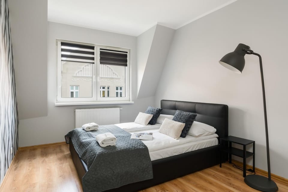 Bed, Photo of the whole room, Seating area, Bedroom