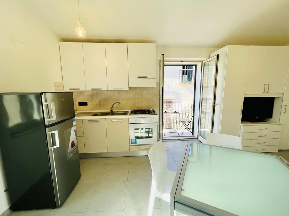 Kitchen or kitchenette, Seating area, Dining area