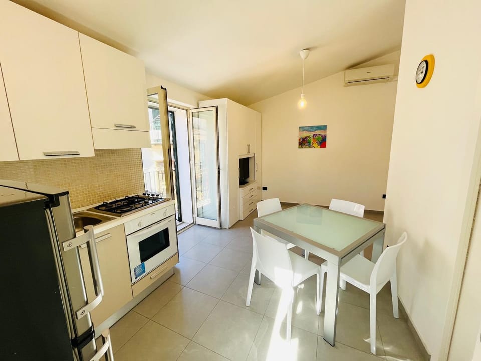 Kitchen or kitchenette, Seating area, Dining area