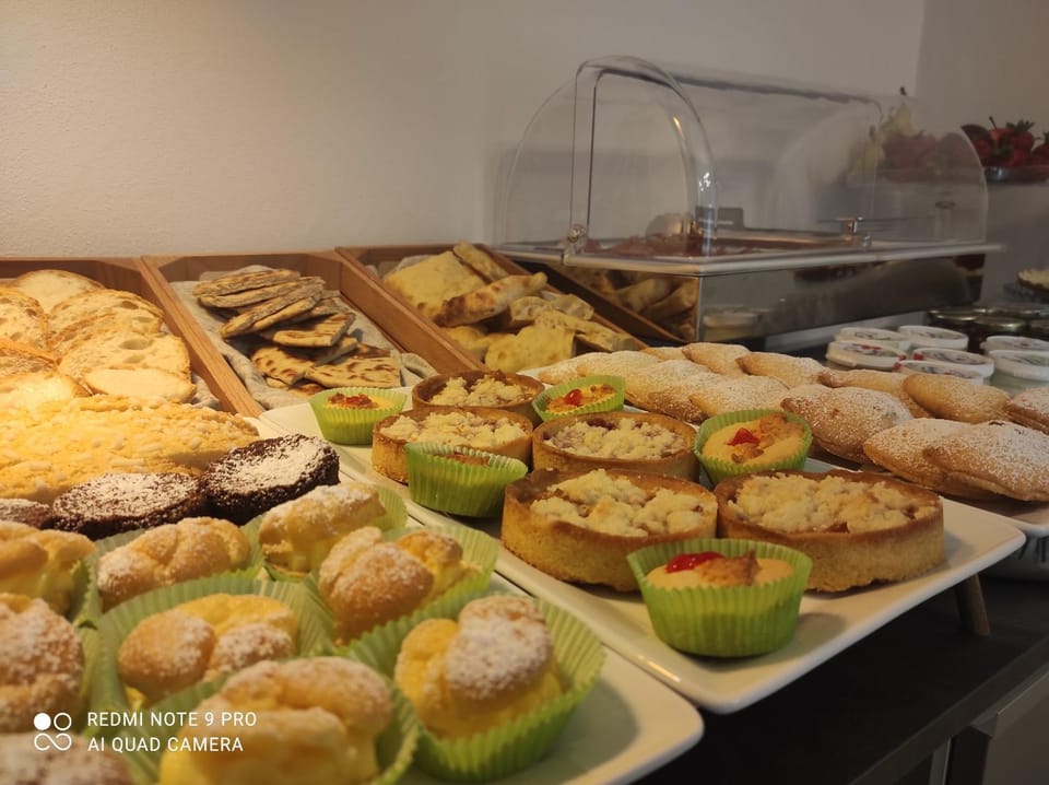 Food and drinks, Food, Breakfast, Continental breakfast, Buffet breakfast