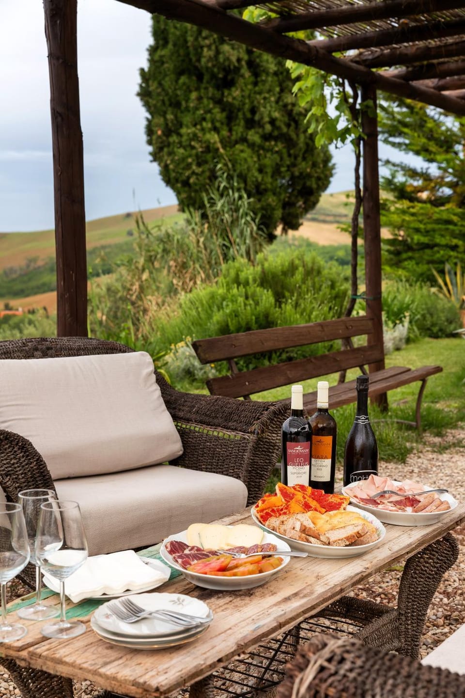 Property building, Day, Natural landscape, Garden, Food and drinks, Dining area, Food, Garden view, Breakfast, Drinks, Alcoholic drinks
