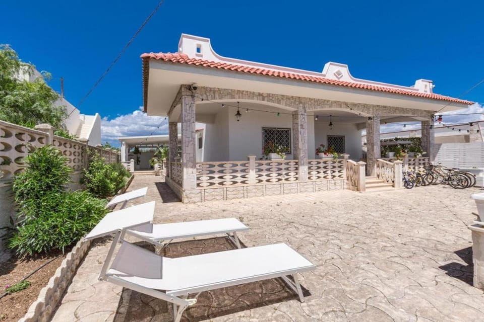 Property building, Patio, Day, Garden, View (from property/room), Balcony/Terrace, sunbed