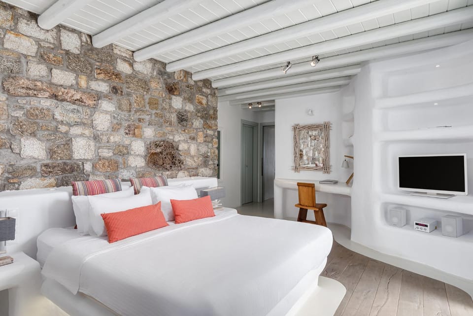Bed, TV and multimedia, Bedroom