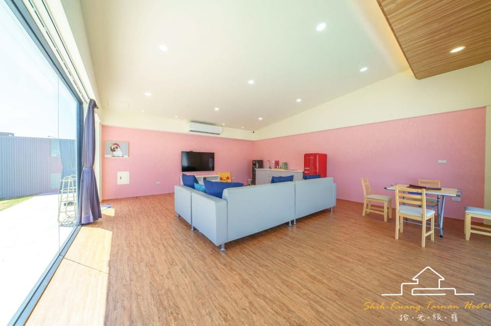 Communal lounge/ TV room, Living room, Seating area