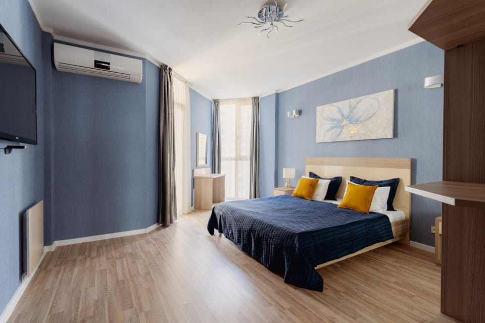 Bed, TV and multimedia, Photo of the whole room, Bedroom, air conditioner