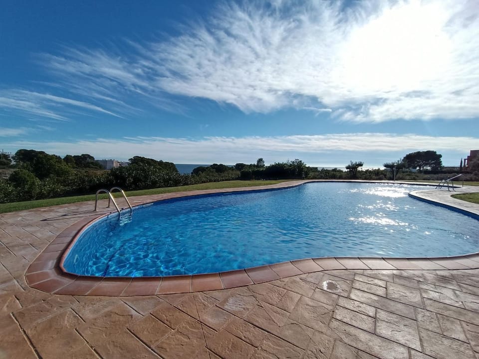 Day, Pool view