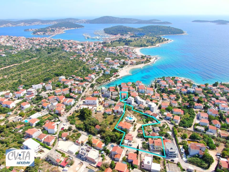 Bird's eye view, Location