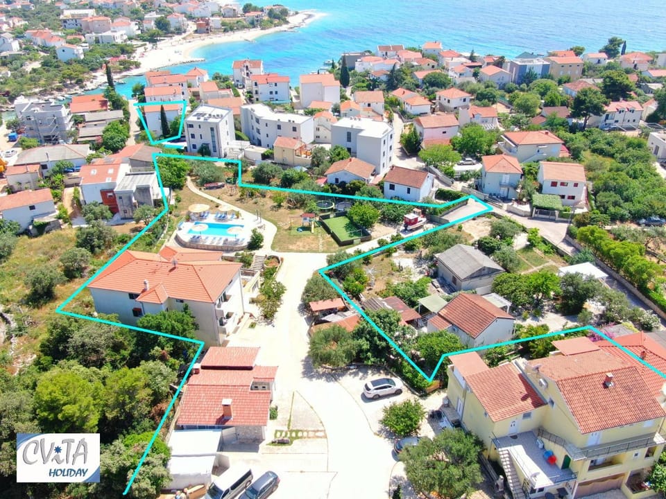 Bird's eye view, Location