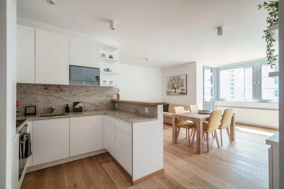 Kitchen or kitchenette, Dining area