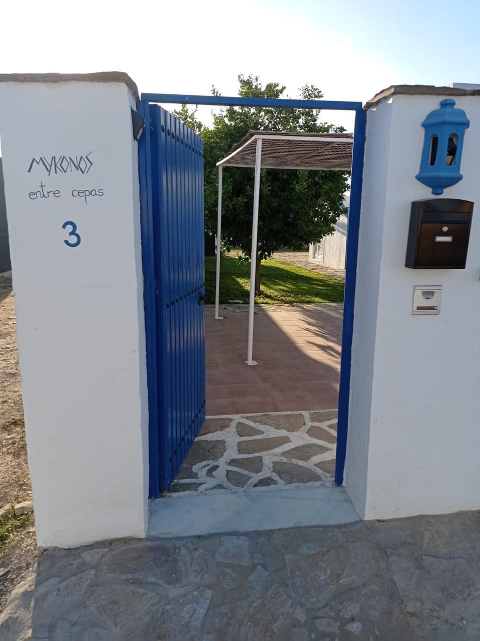Facade/entrance