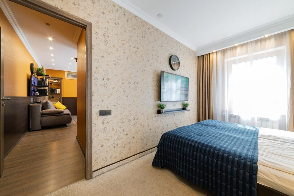 Bed, TV and multimedia, Bedroom