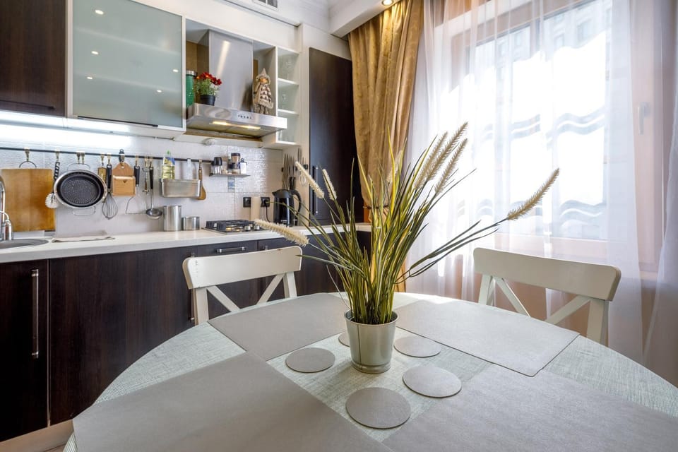 Kitchen or kitchenette, Dining area, stove