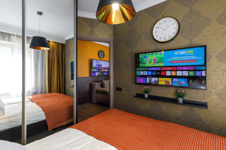 Bed, TV and multimedia, Photo of the whole room, Bedroom