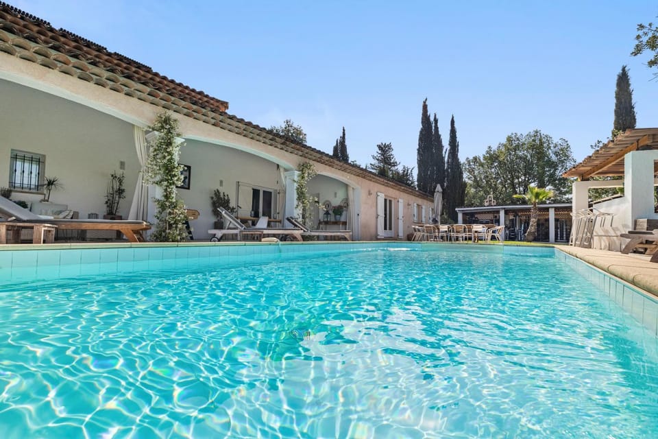 Property building, Day, Pool view, Swimming pool, sunbed